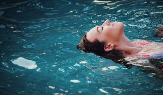 Rueckenschwimmerin Rueckenschwimmerin
